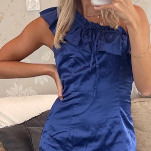 blå sidenklänning - en såå himla fin sidenklänning med fina volangdetaljer! den kommer tyvärr inte till användning för mig längre🤍  storlek:M men passar mig som har S i vanliga fall  kan mötas upp i Falkenberg eller skicka mot 66kr i fraktkostnad🚚