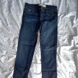Mörkblåa Hollister jeans i storlek 25/31 i fint skick. 