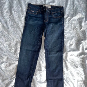 Hollister jeans w 25/31 - Mörkblåa Hollister jeans i storlek 25/31 i fint skick. 