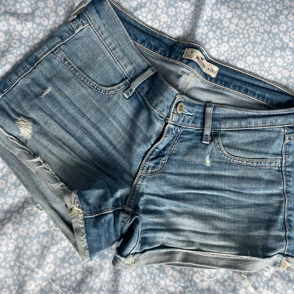 Ljusblåa Hollister jeansshorts i storlek 24, i superfint skick. . Shorts.