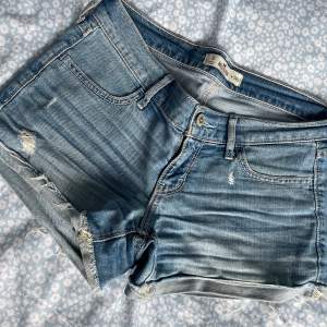 Ljusblåa Hollister jeansshorts i storlek 24, i superfint skick. 