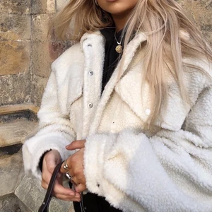 Teddy jacka - Säljer denna fina jacka från pretto Little thing fast i färgen vit, skriv för mer bilder. Använd bara några få gånger, säljer för jag inte använder den längre 😊 strl 34-36