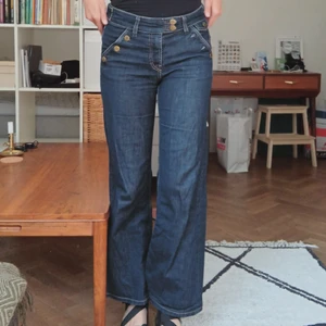 Jeans från Filippa K stl S - Utsvängda retrojeans från Filippa K, finns inte att få tag på. Använda men fortfarande väldigt snygga. Strl 30/32 men passar mig som vanligtvis har strl 27/30. 