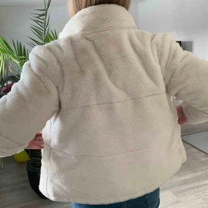 jacka - fin och varm jacka som passar bra nu till hösten och vintern. storlek s/m