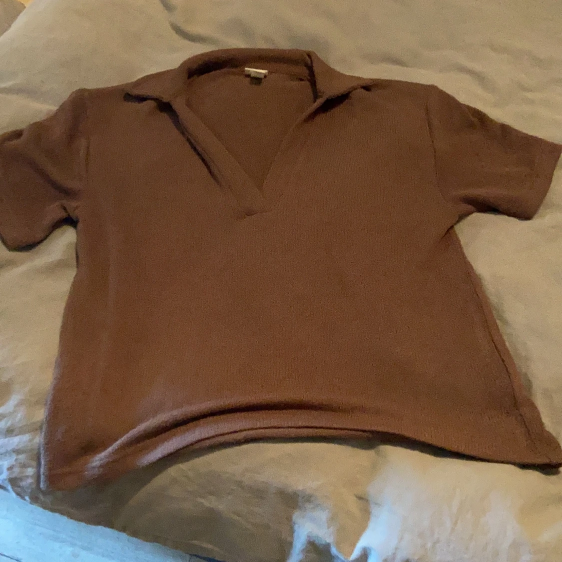 Finstickad T-shirt med krage från H&M.