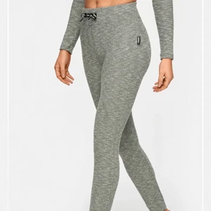 träningstights  - fina ribbade träningstights från stronger