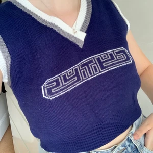 stickad väst strl S - superfin och skön stickad väst från shein, strl S💙 är jättefin att bära som den är eller med en t-shirt/långärmad under. är i nyskick då den aldrig är använd. köparen står för frakten 