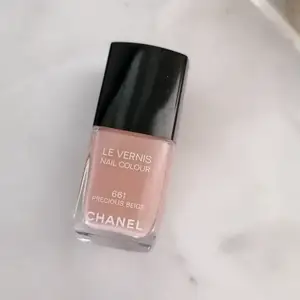 Nagellack från Chanel i färgen precious beige 661. Knappt använd. Ca 95 % kvar i flaskan! Superfin färg!