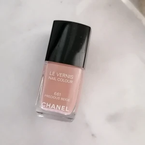 Nagellack  - Nagellack från Chanel i färgen precious beige 661. Knappt använd. Ca 95 % kvar i flaskan! Superfin färg!