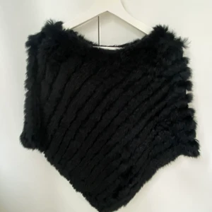 Fin molly poncho i stl S/M - Köpt från miinto för 600kr, knappt använd. Jättefint skick. Säljs för 150kr. Frakt tillkommer och betalning sker via swish.