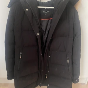 Vinterjacka från Hollies, stl 38. - En varm vinterjacka från hollies med äkta päls. Köpt för 4500kr. Den är i väldigt fint skick. Frakt tillkommer och betalning sker via swish.