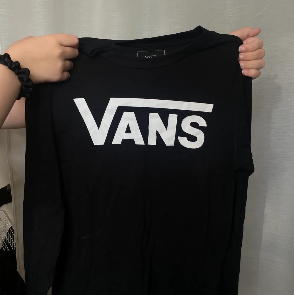 Långärmad t shirt vans tröja i storlek XS. Oversized i storleken. Köpt för 399kr. Använd fåtal gånger så i princip som ny. Skriv för mer information eller bilder ☺️. Tröjor & Koftor.