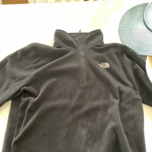 North Face tjocktröja - Condition 9/10 använd väldigt lite, fint skick 