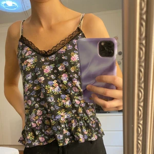 Blommigt linne  - Gulligt blommigt linne från bikbok i storlek S. Frakten är inräknat i priset 