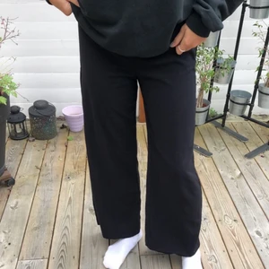 Kostymbyxor  - Super fina och populära kostymbyxor från Lindex. Modellen heter Lykke och är i strl 36. Dem är köpta för 299kr och säljer dem för 150kr Säljer pga att jag har ett par likadana.