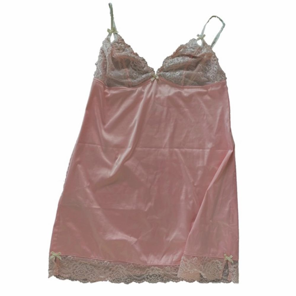 Vintage silkes lingerie klänning i storlek M, passar storlekar S-L. . Klänningar.