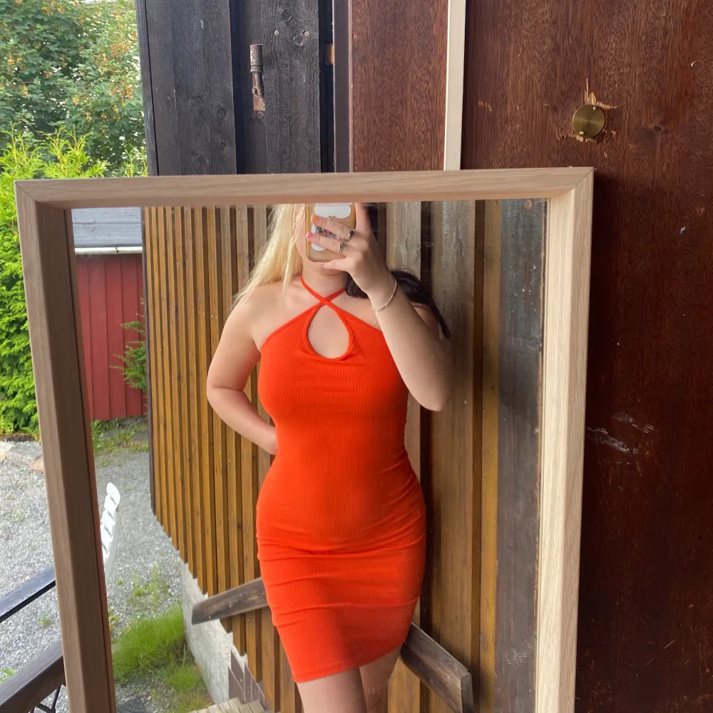 Röd-orange superfin klänning som formar ens kropp skitsnyggt. Den är ribbad å i ett mjukt tyg, köpt från Carlings märke STAY för ett tag sen men knappt använd. Banden är egentligen inte korsade utan det är jag som brukar ha dom så, man kan ha dom vanligt också ❤️ Skriv för fler bilder . Klänningar.