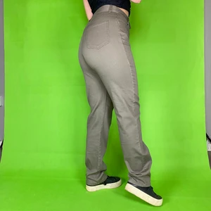 Byxor Baggy Fit - Snygga byxor i baggy fit, står storlek 42. Kolla gärna mått för att få en bättre bild av hur dom är i storlek. Högmidjade. Modellen använder vanligtvis storlek S/M och är 169cm för referens. 96% Bomull och 4% elastan. Står inget märke, verkar vara vintage gjord i Sverige. Midjebredd 40cm och innerbensläng 82cm. Spårbar frakt på 66kr är inräknad i priset. 