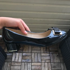 Super söta klackar stl 39 - Klackskorna är nästan helt oanvända. Inga som helst skador. Tyvärr är dem för små för mig men annars skulle jag inte sålt dem 