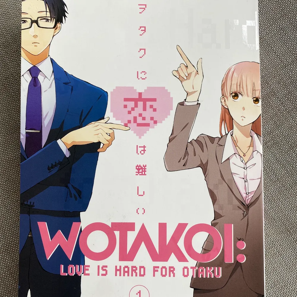 Säljer första volymen av Wotakoi love is hard for otaku! Inga skador och typ helt ny endast läst en gång! Säljer då jag vill ha pengar till en annan serie jag samlar på :) . Accessoarer.