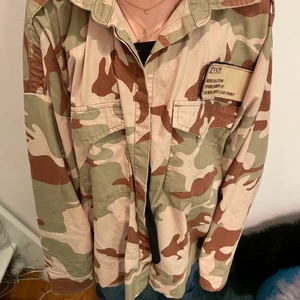 Zara - Säljer denna snygga jacka från zara i storlek XS. Har även satt dit en tygapplikation som ni ser på andra bilden, den är ditlimmad och går lätt att ta bort! Köparen står för frakten