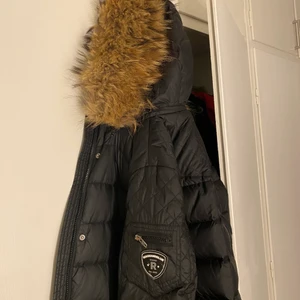 Rock and blue jacka - En jättefin rock and blue jacka, andvänd under vintern men är i ett bra skick. Köpt för 4 000 och säljs för 2 500kr. Äkta päls finns både en ljus och en svart päls💕