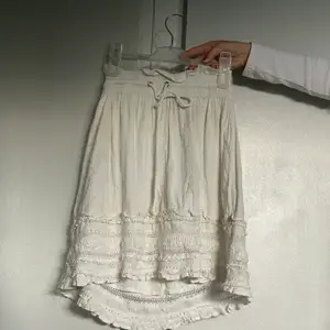 Vit kjol i linne material, den är inte lång där bak, det ser bara ut så pga hur den hänger på galjen, inkl frakt