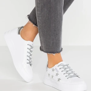 Refresh sneakers - Säljer mina jätte snygga skor med stjärnor från Refresh i storlek 39, skriv privat om du har några funderingar💕(det är vita snören på)