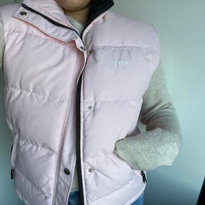 VÄST - En suuupergullig rosa väst från Peak Performance, så skön och mysig!!! Gammal modell går ej att köpa längre i denna söta färgen! Köpt för 2000kr. 💕💕