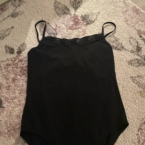 Svart body - svart body med spets i storlek S🌸frakt tillkommer 