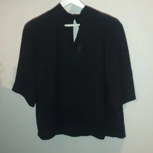 Topp strl 38 - oanvänd topp från Gina tricot. 