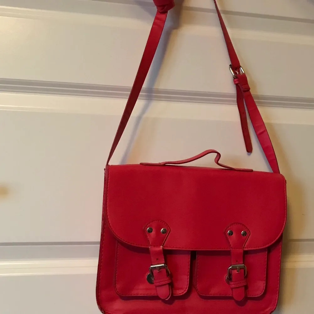 Röd oanvänd väska med två ytterfickor . Accessoarer.