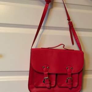 Röd oanvänd väska med två ytterfickor 