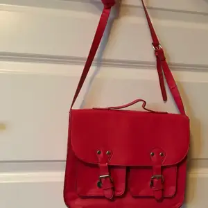 Röd oanvänd väska med två ytterfickor 