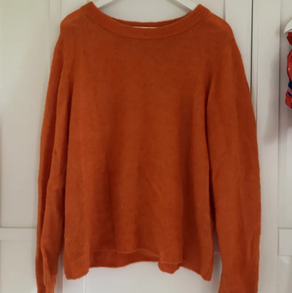 En orange stickad tröja ifrån HM. Superfin färg som passar perfekt till hösten🍂. Tröjor & Koftor.