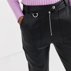 Skinnbyxor - Skinnbyxor från Pull&Bear inköpta förra hösten. Använt fåtal gånger pga har blivit för stora på mig. Storlek 38. 