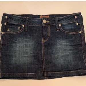 Lågmidjad jeanskjol - (Lägger ut igen pga oseriös köpare) Lågmidjad, kort jeanskjol från Gina. Storlek 36, men jag skulle säga att den är lite mer som en 34. Fint skick! 💗