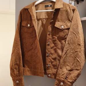En jättefin brun jacka som har använts sällan. Originala pris 200 kr. Kontakta för mer info