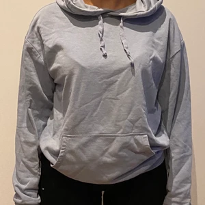 Babyblå hoodie  - Babyblå hoodie. Mycket gosigt material. Storleken stämmer överens. 