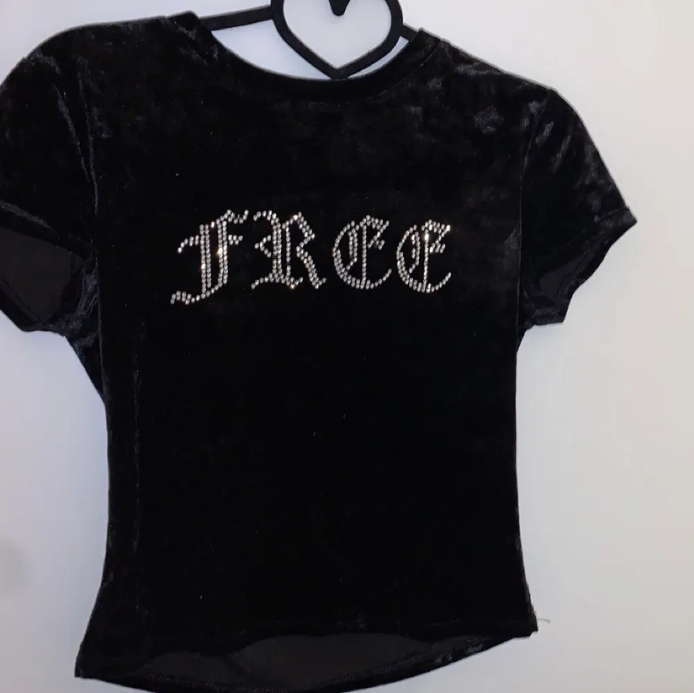 Säljer denna coola t-shirten som det står ”free” på med stenar. Det fattas nån enstaka sten på texten men bortsätt från det så är den i bra skick. Säljer tröjan för 50kr i storlek S. (köperen står för frakten). Toppar.