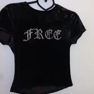 Säljer denna coola t-shirten som det står ”free” på med stenar. Det fattas nån enstaka sten på texten men bortsätt från det så är den i bra skick. Säljer tröjan för 50kr i storlek S. (köperen står för frakten)