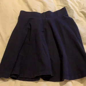 Svart kjol från divided - Använd ett fåtal gånger.skriv privat för fler frågor!🥰