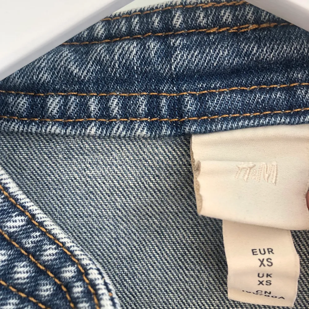 Jeansklänning från H&M trend, aldrig använd. Storlek XS. Köpt för 399kr, säljer för 80kr. . Klänningar.