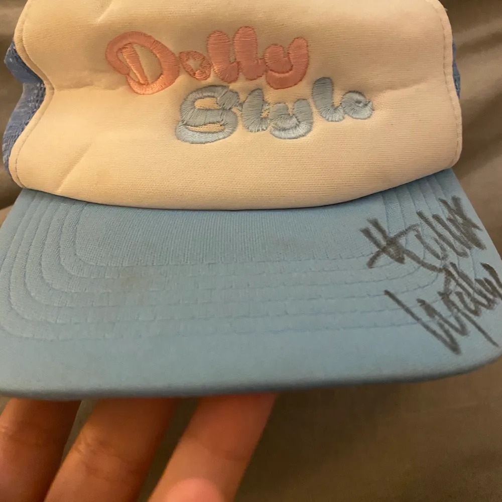 En dolly style keps. Andvänd är den. Signerad av Holly & Molly. Köpte den i en konsert dom hade! Den har blivit lite vikt vid dolly style märket. . Muu.