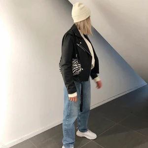 Skinnjacka  - Så snygg skinnjacka från zara! Använd fåtal gånger. Köpare står för frakt 🦋