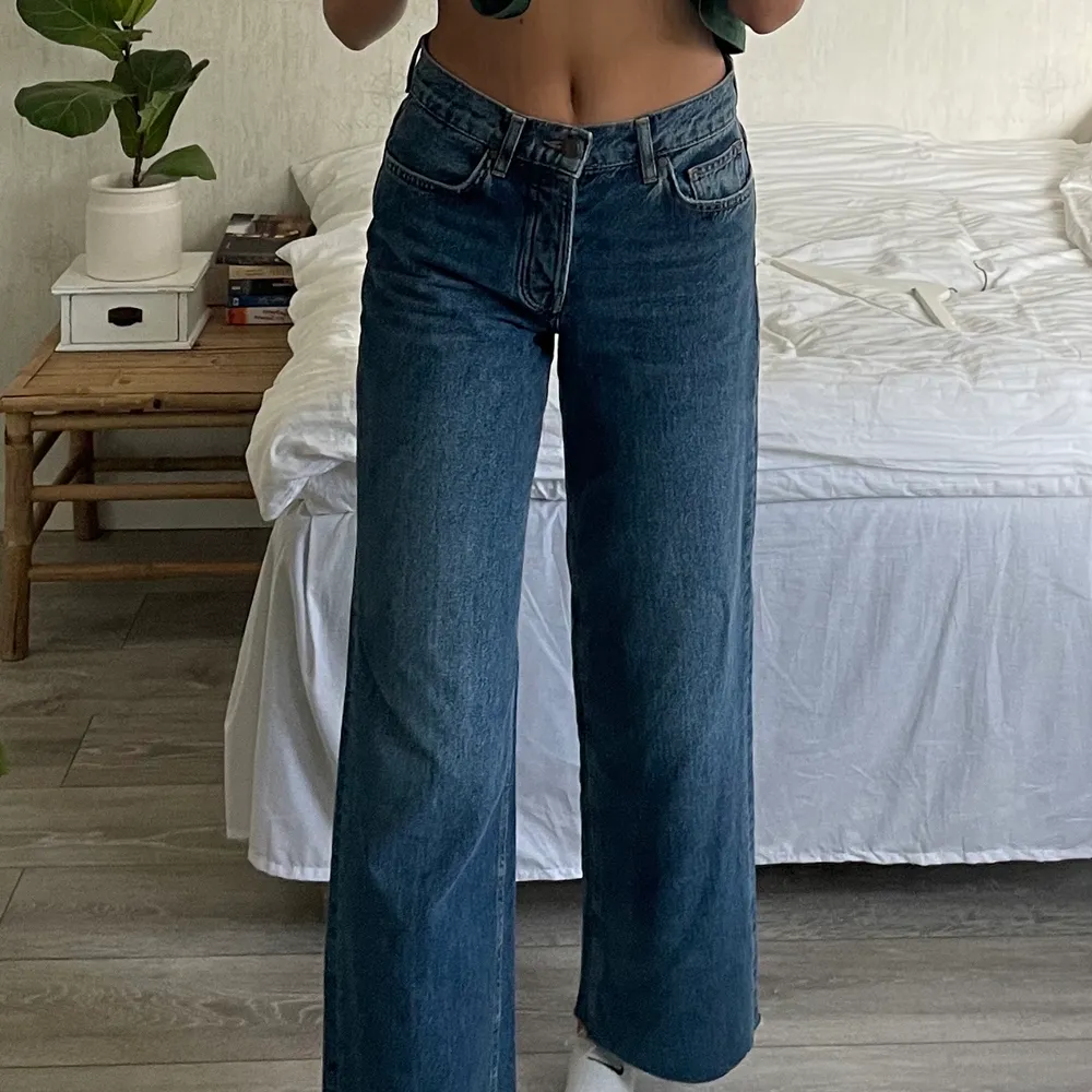 Jeans som är låga/mid rise i midjan och vida ben. För referens är jag 175 cm och de är aningen korta på mig! 💙. Jeans & Byxor.