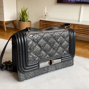 Handväska från Aldo - Snygg, stilren väska från Aldo. Perfekt för utekvällen eller till  vardags.