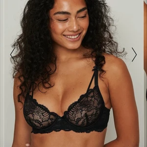 spets-bh - Superfin oanvänd ( prislapp kvar) BH i spets utan vaddering från NAKD. Storlek 70D, säljer pga för liten för mig. Nypris 199kr, frakt tillkommer spårbar eller med frimärken💕