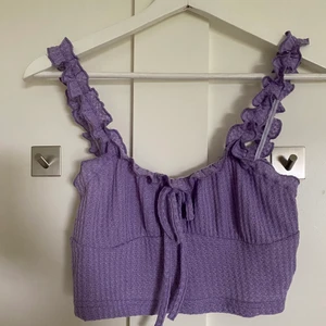 Topp - Superfin lila topp i storlek S. Passar M