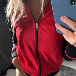 Vintage nike tröja  - Sjukt fin Röd niketröja väldigt bra skick perfekt för att träna i eller ha till en outfit 